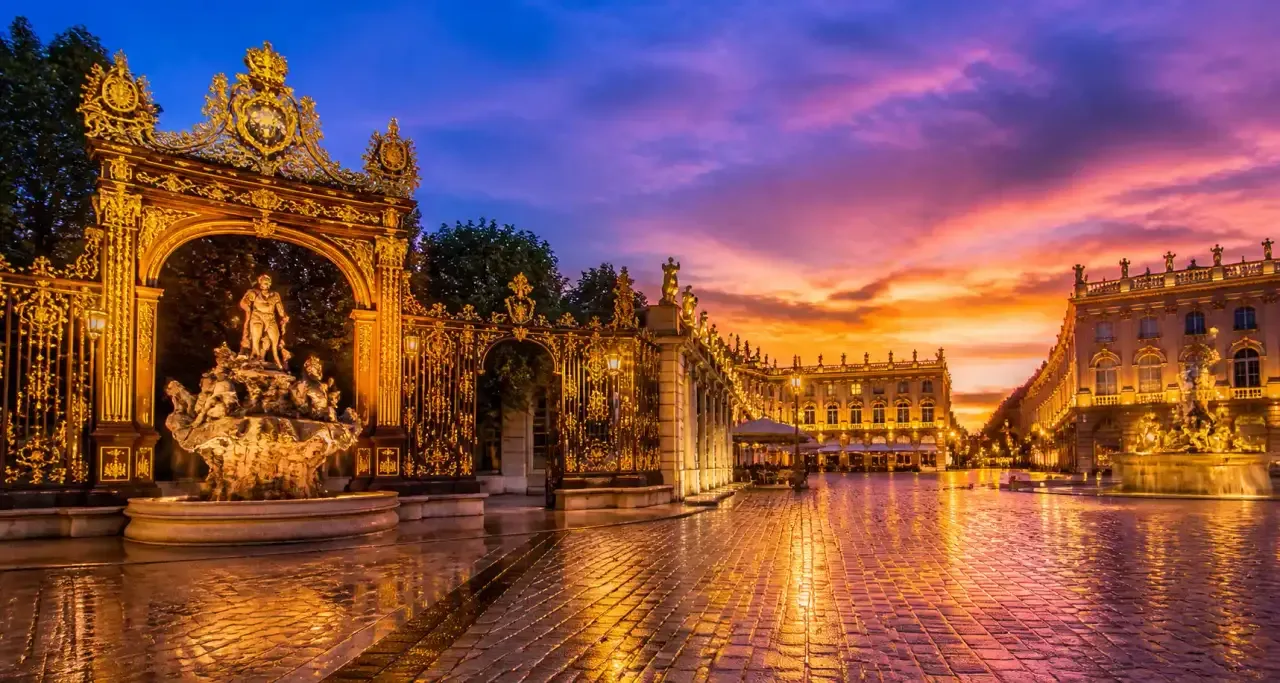 Place Stanislas à Nancy illuminée au crépuscule