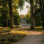 Parc Sainte Marie de Nancy : allée bordée d’arbres et banc au coucher du soleil