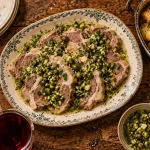 Restaurant les abattoirs Nancy : tête de veau ravigote sur table en bois